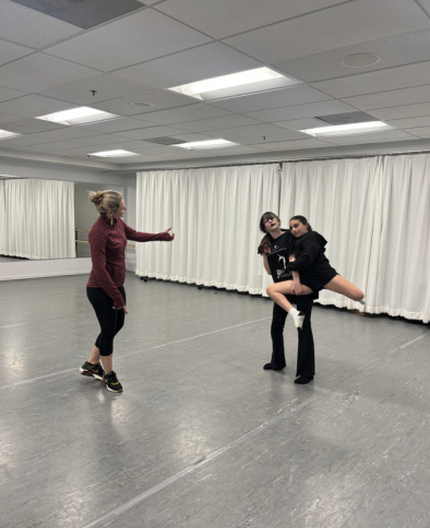 CONTEMPORARY EXPRESSION IN MIDDLE SCHOOL DANCE